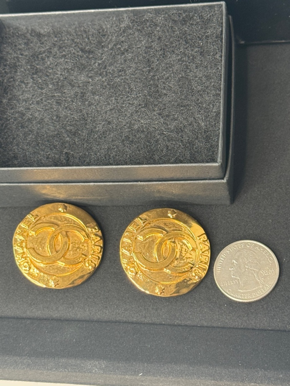Chanel 1994 CC Logo Clip-On Earrings Gold Tone Round Vintage - Picture 8 of 12